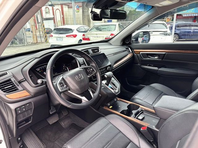 CR-V 1.5 S頂配，全景天窗 /雙前電動椅 /感應式電動尾門 ACC跟車/ 盲點偵測/ 車道偏離  第8張相片
