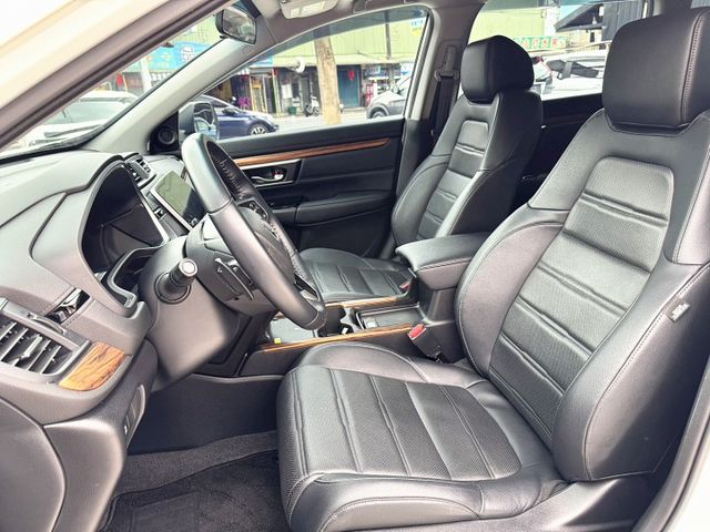 CR-V 1.5 S頂配，全景天窗 /雙前電動椅 /感應式電動尾門 ACC跟車/ 盲點偵測/ 車道偏離  第9張相片