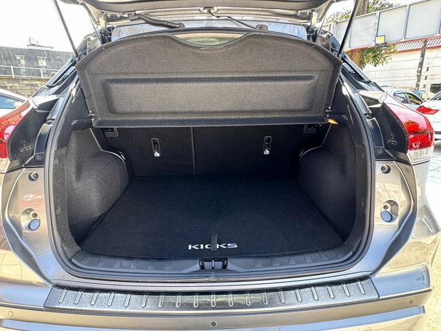 小休旅1.6旗艦版,小改款.僅跑3萬2 內外如新 一手車,ACC跟車/車偏 /盲點/環景/感應LED頭燈  第13張相片