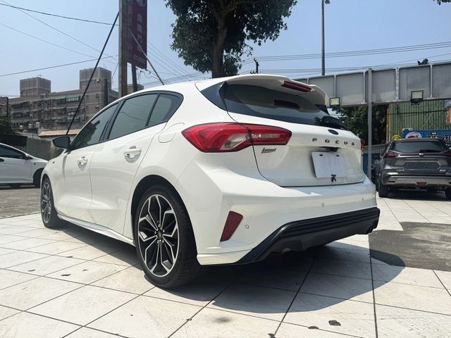 5D ST-Line Lommel,一手女用車,ACC跟車/車道偏離/盲點/I~KEY/摸門/電子排擋旋扭/Qi無線充電  第4張相片