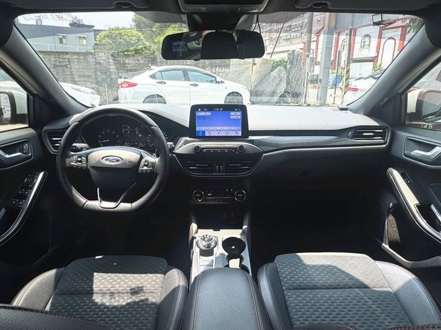 5D ST-Line Lommel,一手女用車,ACC跟車/車道偏離/盲點/I~KEY/摸門/電子排擋旋扭/Qi無線充電  第7張相片