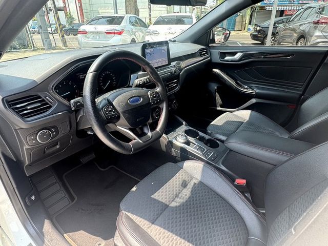 5D ST-Line Lommel,一手女用車,ACC跟車/車道偏離/盲點/I~KEY/摸門/電子排擋旋扭/Qi無線充電  第8張相片