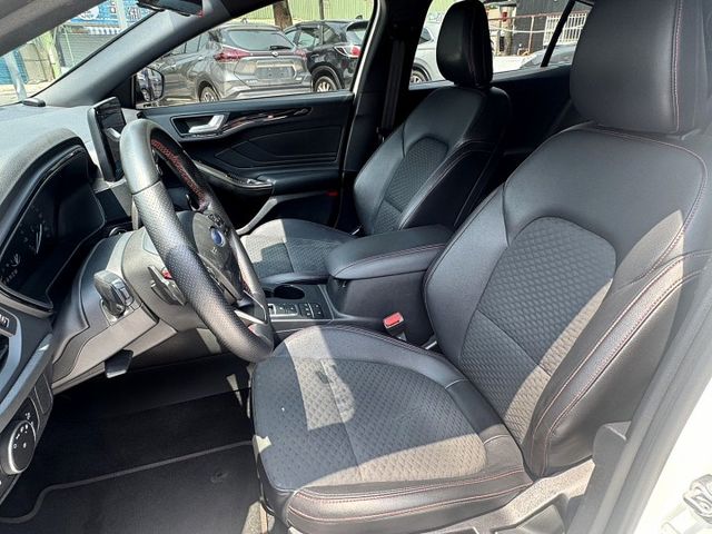 5D ST-Line Lommel,一手女用車,ACC跟車/車道偏離/盲點/I~KEY/摸門/電子排擋旋扭/Qi無線充電  第9張相片