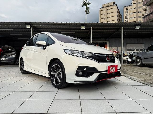 Fit 1.5 S  頂級​小改款S版 ,全車已升級RS包, I~KEY/摸門/ 定速 /盲點/導航/藍牙  第3張相片
