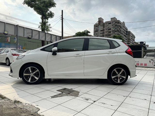 Fit 1.5 S  頂級​小改款S版 ,全車已升級RS包, I~KEY/摸門/ 定速 /盲點/導航/藍牙  第4張相片