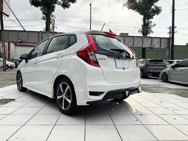 Fit 1.5 S  頂級​小改款S版 ,全車已升級RS包, I~KEY/摸門/ 定速 /盲點/導航/藍牙  第5張相片