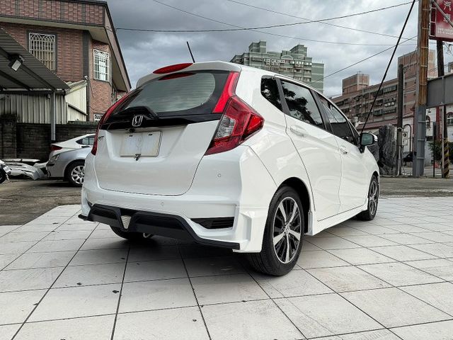 Fit 1.5 S  頂級​小改款S版 ,全車已升級RS包, I~KEY/摸門/ 定速 /盲點/導航/藍牙  第7張相片