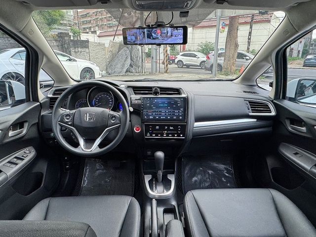 Fit 1.5 S  頂級​小改款S版 ,全車已升級RS包, I~KEY/摸門/ 定速 /盲點/導航/藍牙  第8張相片