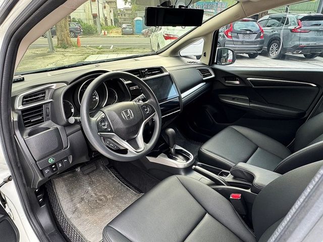 Fit 1.5 S  頂級​小改款S版 ,全車已升級RS包, I~KEY/摸門/ 定速 /盲點/導航/藍牙  第9張相片