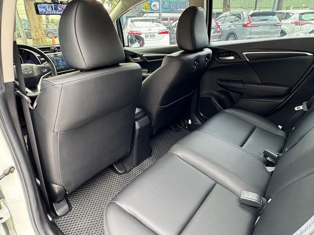 Fit 1.5 S  頂級​小改款S版 ,全車已升級RS包, I~KEY/摸門/ 定速 /盲點/導航/藍牙  第11張相片