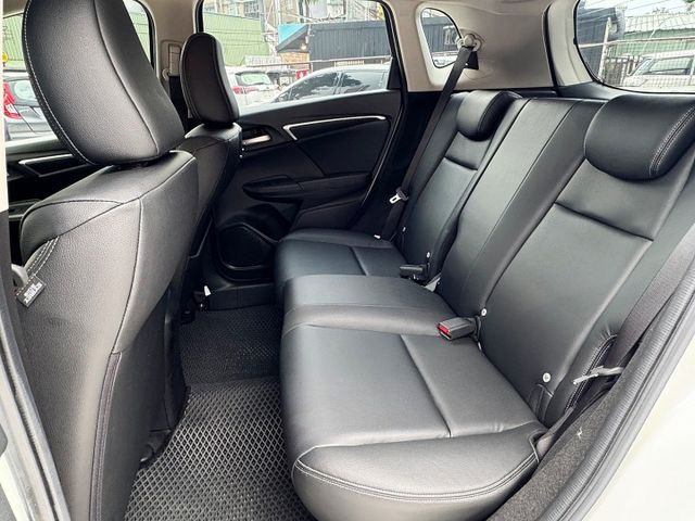 Fit 1.5 S  頂級​小改款S版 ,全車已升級RS包, I~KEY/摸門/ 定速 /盲點/導航/藍牙  第12張相片