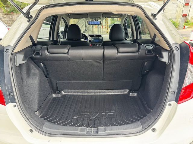 Fit 1.5 S  頂級​小改款S版 ,全車已升級RS包, I~KEY/摸門/ 定速 /盲點/導航/藍牙  第13張相片
