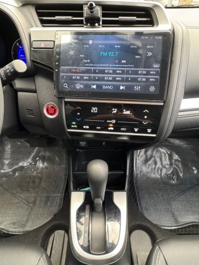 Fit 1.5 S  頂級​小改款S版 ,全車已升級RS包, I~KEY/摸門/ 定速 /盲點/導航/藍牙  第16張相片