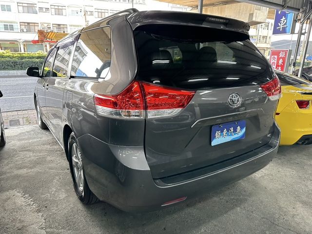 TOYOTA豐田 SIENNA  第3張相片
