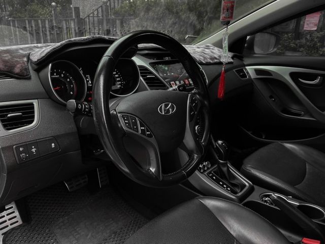 Hyundai Elantra  第8張相片