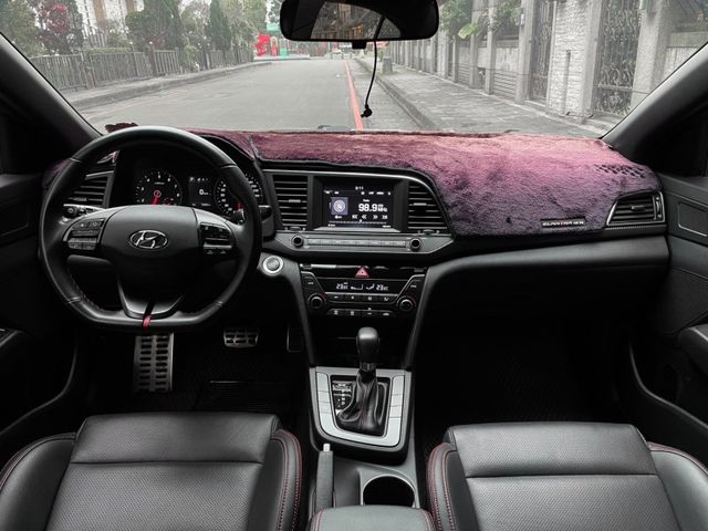 Hyundai Elantra  第13張相片