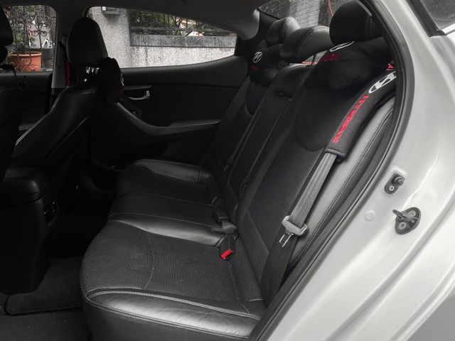 Hyundai Elantra  第12張相片