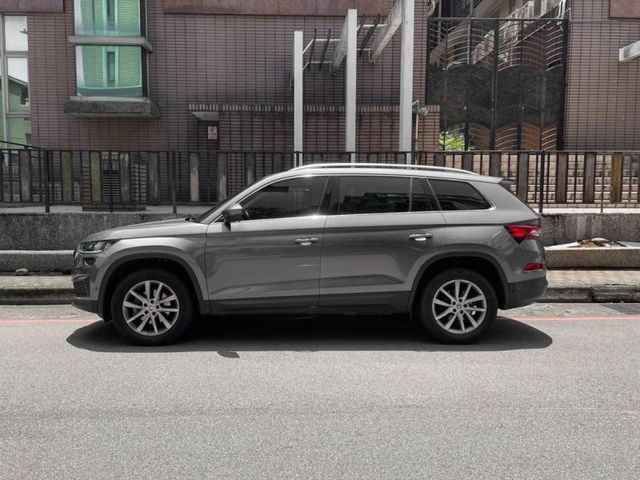 2023 SKODA KODIAQ 七人座大空間性能休旅 環景 雙前電動椅 天窗 無線充電 CARPLAY 定速巡航 新價格免百萬 超扯  第2張相片