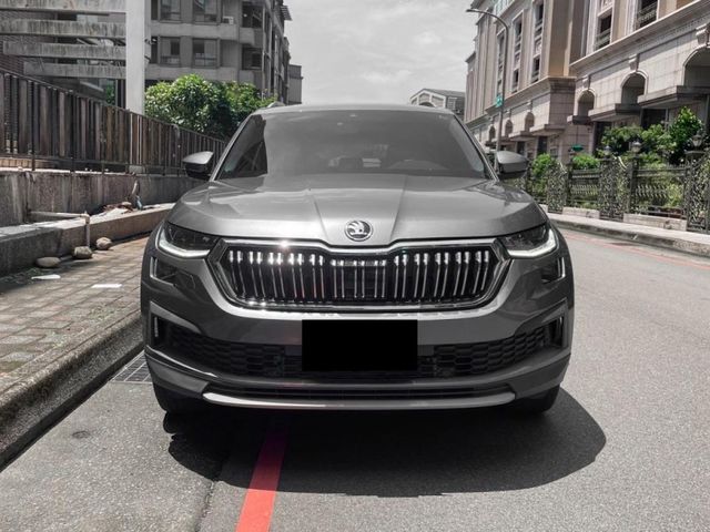 2023 SKODA KODIAQ 七人座大空間性能休旅 環景 雙前電動椅 天窗 無線充電 CARPLAY 定速巡航 新價格免百萬 超扯  第4張相片