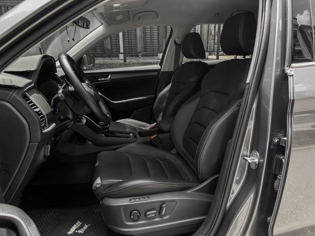 2023 SKODA KODIAQ 七人座大空間性能休旅 環景 雙前電動椅 天窗 無線充電 CARPLAY 定速巡航 新價格免百萬 超扯  第5張相片