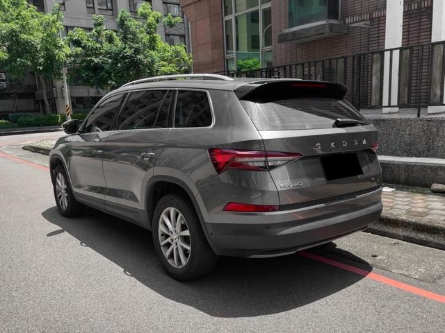 2023 SKODA KODIAQ 七人座大空間性能休旅 環景 雙前電動椅 天窗 無線充電 CARPLAY 定速巡航 新價格免百萬 超扯  第7張相片