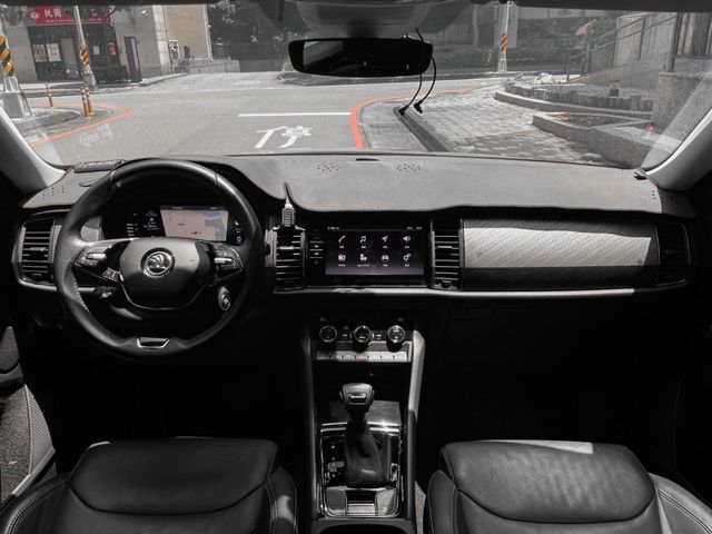 2023 SKODA KODIAQ 七人座大空間性能休旅 環景 雙前電動椅 天窗 無線充電 CARPLAY 定速巡航 新價格免百萬 超扯  第8張相片
