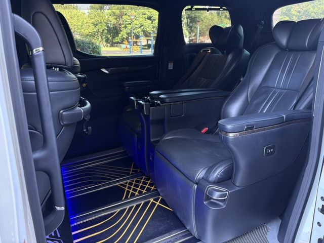 2018 ALPHARD 最新價格 很重要要打兩遍 3.5 汽油 冷熱椅 定速巡航 星空頂 免鑰匙 前後大螢幕 地板 迎賓燈 最新價格  第11張相片