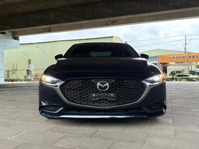 2021 四代目馬三4D款 頂級型 只跑2萬 跟新車一樣 前車主忘記開系列  第1張相片