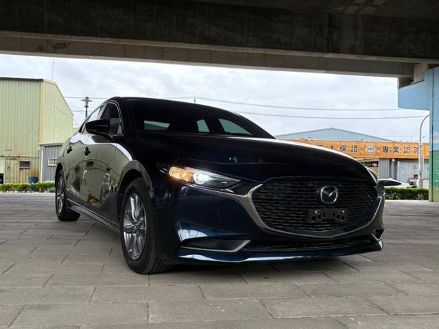 2021 四代目馬三4D款 頂級型 只跑2萬 跟新車一樣 前車主忘記開系列  第2張相片