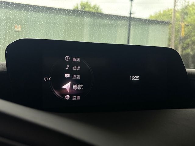 2021 四代目馬三4D款 頂級型 只跑2萬 跟新車一樣 前車主忘記開系列  第4張相片