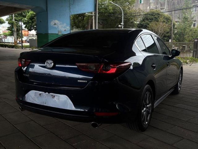 2021 四代目馬三4D款 頂級型 只跑2萬 跟新車一樣 前車主忘記開系列  第6張相片