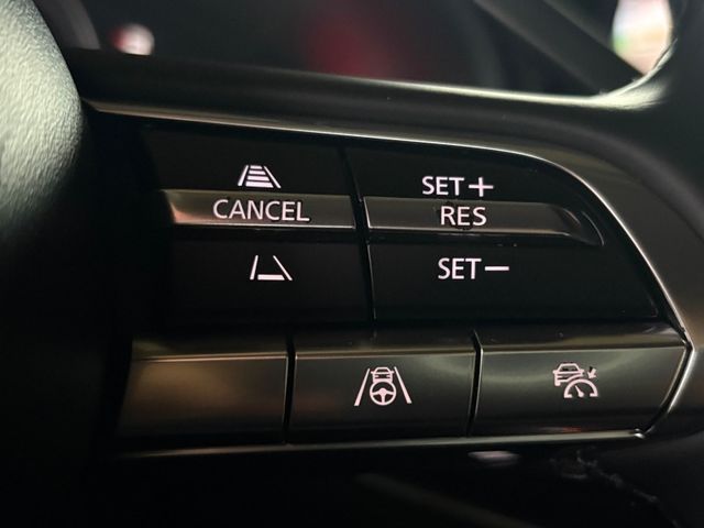 2021 四代目馬三4D款 頂級型 只跑2萬 跟新車一樣 前車主忘記開系列  第10張相片