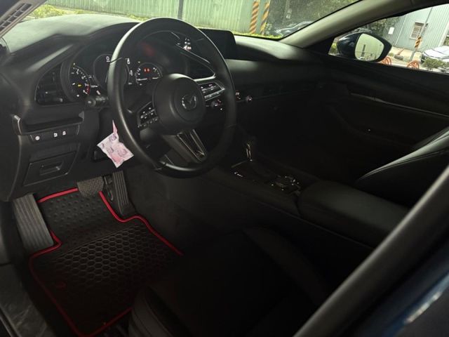 2021 四代目馬三4D款 頂級型 只跑2萬 跟新車一樣 前車主忘記開系列  第13張相片