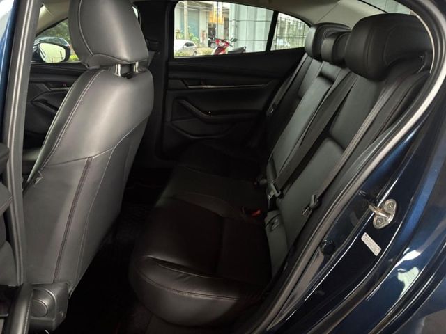 2021 四代目馬三4D款 頂級型 只跑2萬 跟新車一樣 前車主忘記開系列  第14張相片