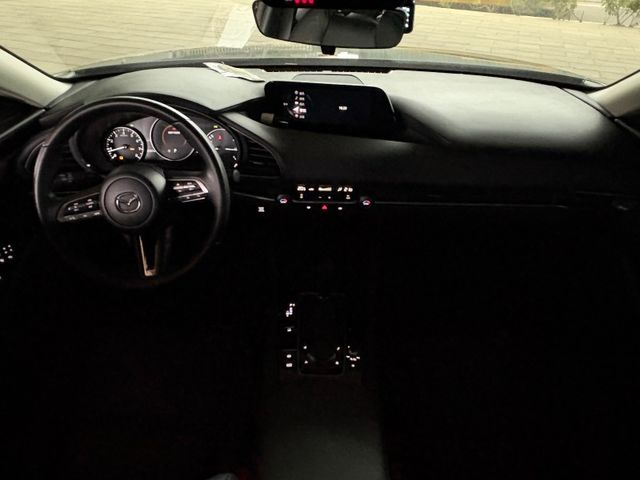 2021 四代目馬三4D款 頂級型 只跑2萬 跟新車一樣 前車主忘記開系列  第15張相片