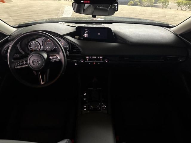 2021 四代目馬三4D款 頂級型 只跑2萬 跟新車一樣 前車主忘記開系列  第16張相片