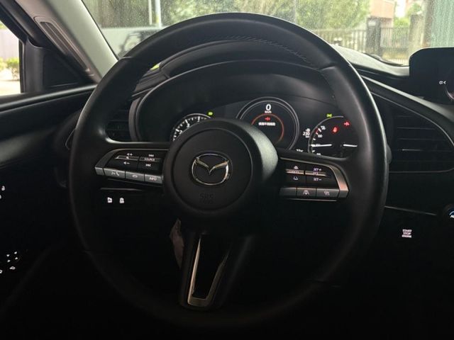 2021 四代目馬三4D款 頂級型 只跑2萬 跟新車一樣 前車主忘記開系列  第17張相片