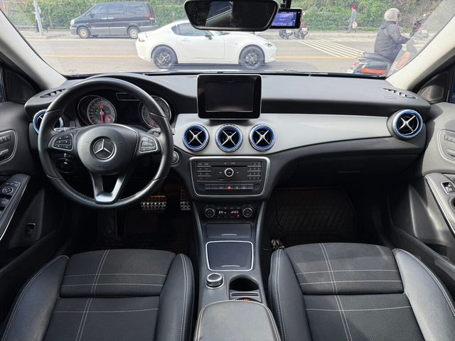 M-BENZ賓士 GLA200  第5張相片