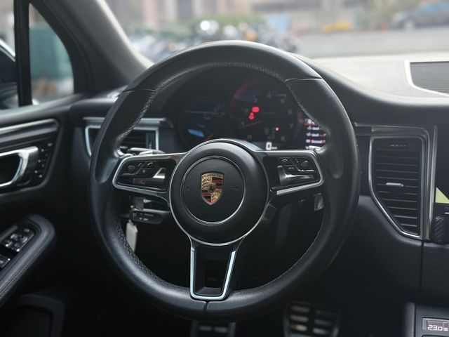 PORSCHE保時捷 MACAN  第9張相片