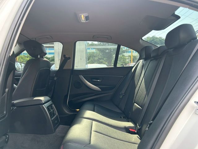 BMW寶馬 320I SEDAN ZA  第10張相片