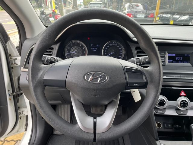 HYUNDAI現代 ELANTRA  第3張相片