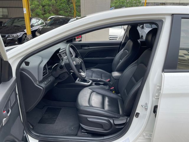 HYUNDAI現代 ELANTRA  第7張相片