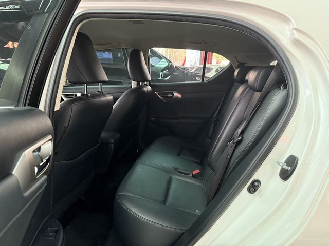 LEXUS凌志 CT200H  第13張相片