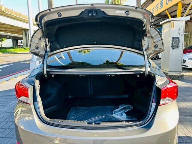 HYUNDAI現代 ELANTRA  第17張相片