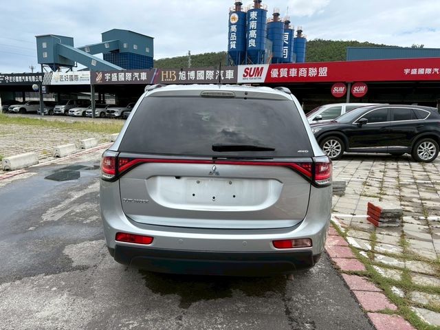 MITSUBISHI三菱 OUTLANDER  第4張相片