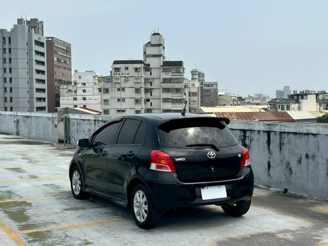 2013 Toyota Yaris 1.5 跑少小鴨 認證車漆面漂亮  第6張相片