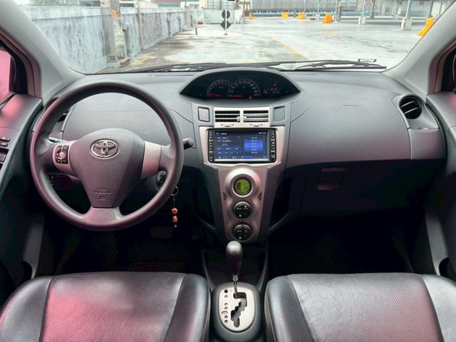 2013 Toyota Yaris 1.5 跑少小鴨 認證車漆面漂亮  第9張相片
