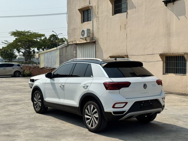 2024 VW T-ROC 280 Tsi 1.5T 原鈑件 配備多 跟新車沒兩樣  第2張相片
