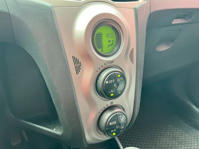 2013 Toyota Yaris 1.5 跑少小鴨 認證車漆面漂亮  第10張相片