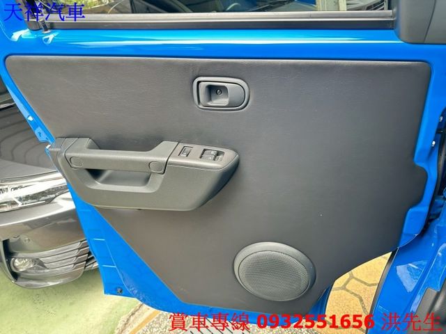 自排 原廠CAR Paly 倒車影像  胎壓偵測  感應頭燈 喜歡電話洽詢天祥汽車 0932-551656。  第8張相片